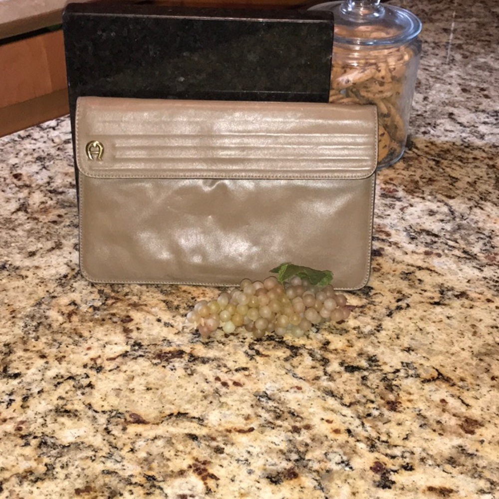 Agnes clutch bag